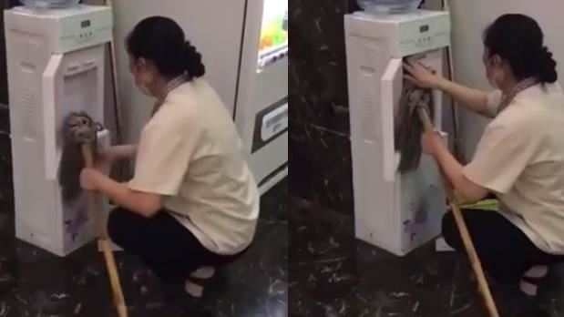 這水能喝？她拿「拖把」直搗飲水機口