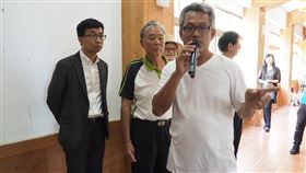 圖說鹿窟事件特展登場（1）國家人權博物館與台北市大坑產業文化協會合作舉辦「2020圖說鹿窟事件特展」13日登場，由鹿窟事件受難者潘炳輝的孫子潘世賢（前右）賢口述，以第3代的視角，將阿公當年遭遇分析、編撰為文字，並透過南港大坑在地畫家高燈立繪製圖稿，呈現一名平凡老百姓在鹿窟事件的遭遇。（國家人權博物館提供）中央社記者鄭景雯傳真　109年8月13日