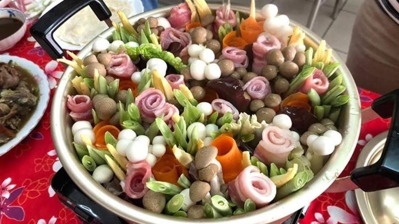 妹子學插花一時手癢　連火鍋也不放過