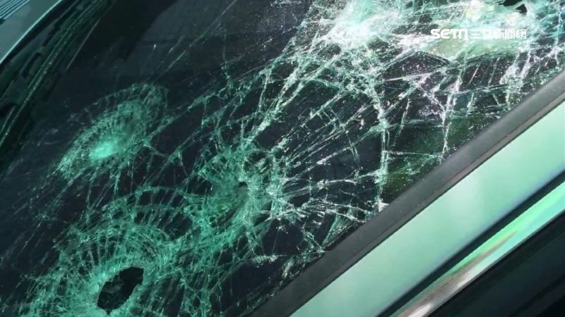 大7臨停香客大樓前　慘遭當街砸車