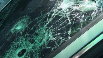 大7臨停香客大樓前　慘遭當街砸車