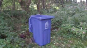 少年推著垃圾桶，將琳賽棄屍。（圖／翻攝自蘭開夏警局）