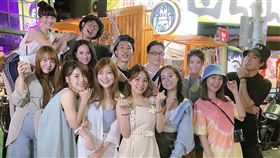 ▲熊熊（中）邀眾藝人於信義區燒烤聚會。（圖／翻攝自熊熊IG）