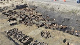 日本大阪市JR大阪站北側再開發區的墓地遺跡內，發現超過1500具的人類遺骨。（圖取自大阪市文化財協會網頁city.osaka.lg.jp）