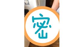 丹妮絲拉開微波爐，就發現一團毛球。（圖／翻攝自Denise Sankey推特）