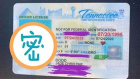 潔德收到印著一張椅子照片的駕照。（圖／翻攝自Jade Dodd臉書）