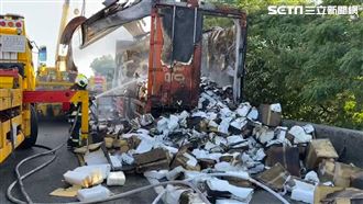 國道大貨車火燒車！2萬件隔離衣燒毀