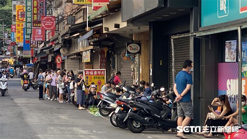 又現排隊潮　民眾瘋搶中衛特殊色口罩