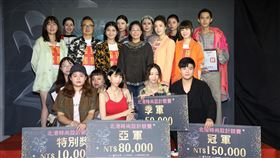 北港時尚設計競賽獲獎者合影以雲林北港民俗文化為元素的「北港時尚設計競賽」13日舉辦決賽暨頒獎典禮，冠軍侯永笙（前右起）、季軍高雅蘋、亞軍王子欣等人頒獎後合影。（雲林縣政府提供）中央社記者葉冠吟傳真　109年8月13日