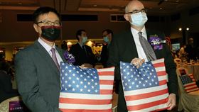 台美企業聯盟成立　黃志芳谷立言合影貿協董事長黃志芳（前左）、美國在台協會（AIT）台北辦事處副處長谷立言（Raymond Greene）（前右）13日下午同台出席「台美企業聯盟成立大會」，兩人手持美國國旗圖案靠枕合影。中央社記者郭日曉攝　109年8月13日
