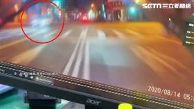 清晨視障者過馬路遭轎車撞飛 駕駛：「沒看到有人」