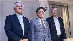 和碩擬每股87.5元收購鎧勝代工廠和碩13日宣布將整併旗下金屬機殼廠鎧勝-KY，鎧勝將私有化。左起為和碩副董事長程建中、和碩董事長童子賢、和碩執行長廖賜政。中央社記者吳家豪攝　109年8月13日