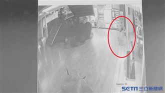 不滿閨密1歲女哭鬧　婦竟吊打扔飛她