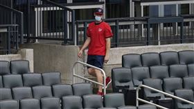 ▲史特拉斯堡（Stephen Strasburg）在觀眾席抗議好壞球被趕出場。（圖／美聯社／達志影像）