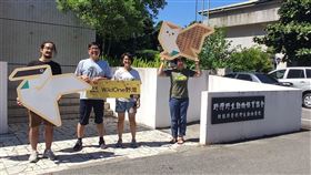 4熱血青年守護花東野生動物野灣野生動物保育協會附設非營利野生動物醫院15日將開幕，目前共有2名女獸醫吳昀蓉（右2）、江宜倫（右）和2名男照養員（保育員）張碩軒（左2）、廖朝盛（左）任職，4人平均年齡不到30歲。中央社記者盧太城台東攝　109年8月13日