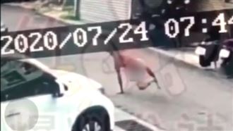裸男柏油路肉體大風車　網笑：痛不痛