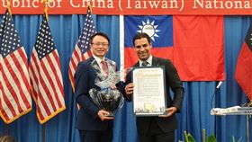 邁阿密經文處國慶酒會  當地市長致贈賀狀佛州邁阿密市市長斯瓦瑞茲（右）致贈賀狀及紀念品給駐邁阿密經文處處長錢冠州（左）。（邁阿密經文處提供）中央社記者江今葉華盛頓傳真  108年10月4日