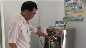台東綠島推飲用水共享平台計畫成效佳台東綠島自109年4月起推動飲用水共享平台計畫，鼓勵民眾自備容器裝取飲用水，成效顯著，目前已有43個場所包含9家公務機關及34家旅宿業參與服務。（台東縣政府提供）中央社記者盧太城台東傳真　109年8月13日