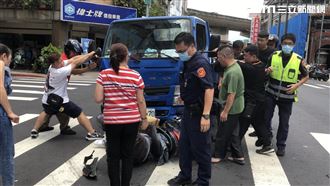 男騎士遭貨車擊落　眾人扶車助他脫困