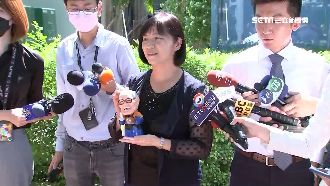 送別李登輝　台聯持武士道公仔致哀