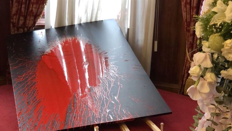 李登輝追思現場　藝人鄭惠中潑紅漆！