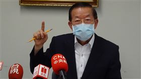 支持周庭  謝長廷：香港未來英雄出現了駐日代表謝長廷13日與台灣媒體茶敘時表示，看到周庭的表現，覺得香港未來英雄出現了，有希望影響中國走向民主化。中央社記者楊明珠東京攝　109年8月13日