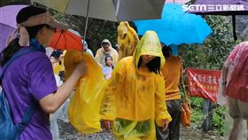 水濂洞曬滿一排雨衣 