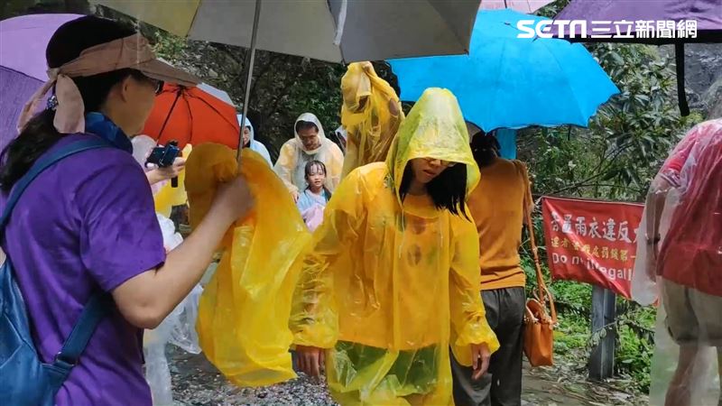 太魯閣水濂洞成垃圾場　雨衣掛一整排