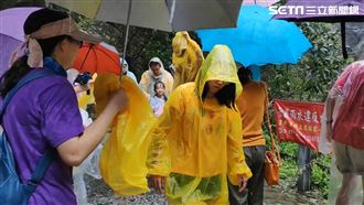 太魯閣水濂洞成垃圾場　雨衣掛一整排