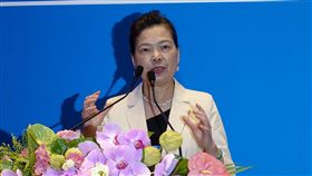 紓困3.0卡關  經長：盡快向政院報請同意受理審查經濟部長王美花14日表示，經濟部會盡快向行政院提報所需預算，初估製造業第3季所需補貼金額為新台幣1 00、200億元，會展產業是20、30億元。中央社記者梁珮綺攝　109年8月14日