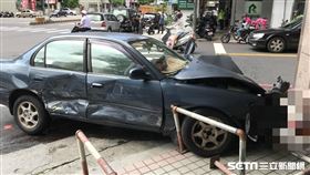 砂石車撞轎車再撞超商／翻攝畫面