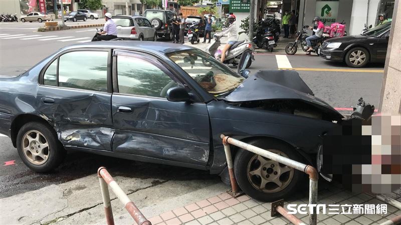 遭砂石車追撞　轎車再衝超商釀2傷