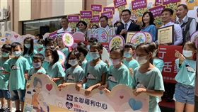 鄭文燦出席全聯慶祥捐贈儀式（1）全聯慶祥慈善事業基金會捐贈價值約新台幣150萬元的物資給安家實物銀行，桃園市長鄭文燦（後右5）14日出席捐贈儀式。中央社記者葉臻攝　109年8月14日