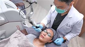 名家專用／NOW健康／劉永麟醫師與病患詳細講解療程的作用與特點。(勿用)
