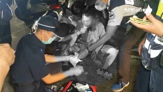 行車糾紛4打1　持旗桿、安全帽狂毆