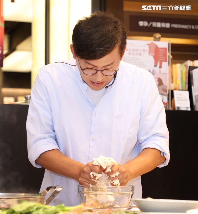 「詹姆士快手菜」新書發表，一刻四道秒速上桌。（記者邱榮吉/攝影）