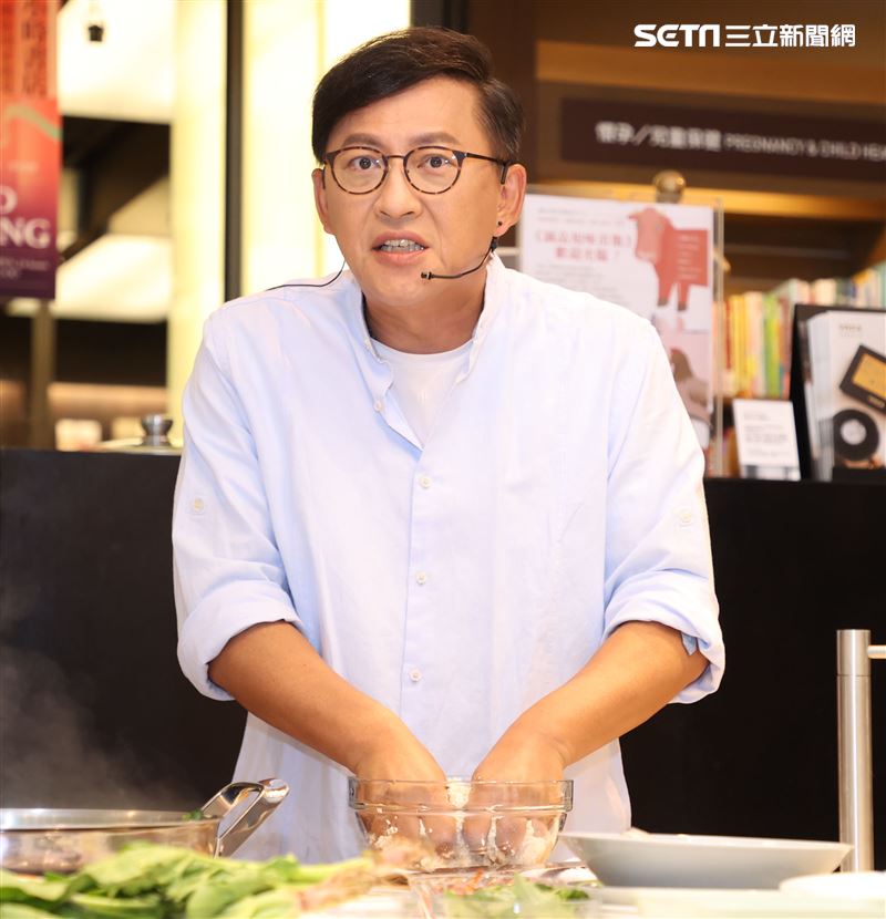 「詹姆士快手菜」新書發表，一刻四道秒速上桌。（記者邱榮吉/攝影）