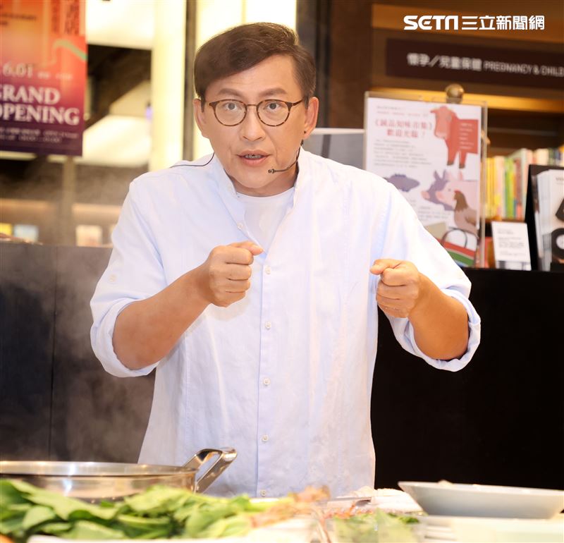 「詹姆士快手菜」新書發表，一刻四道秒速上桌。（記者邱榮吉/攝影）