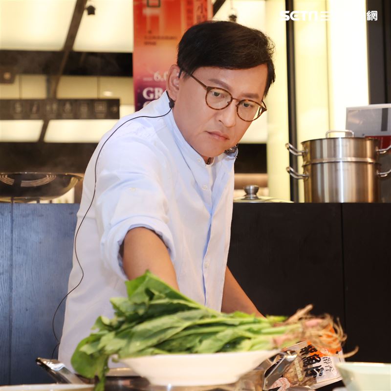 「詹姆士快手菜」新書發表，一刻四道秒速上桌。（記者邱榮吉/攝影）