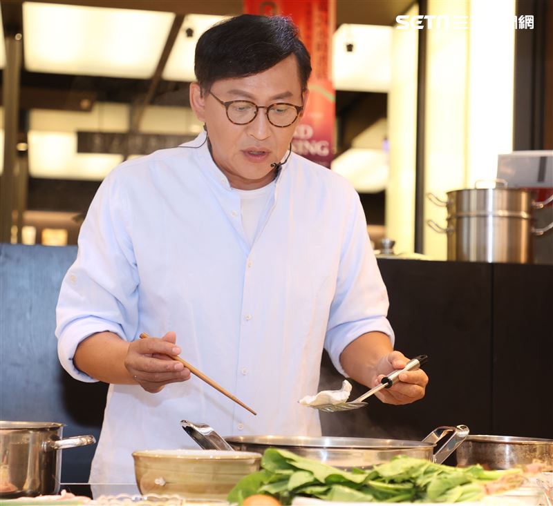 「詹姆士快手菜」新書發表，一刻四道秒速上桌。（記者邱榮吉/攝影）