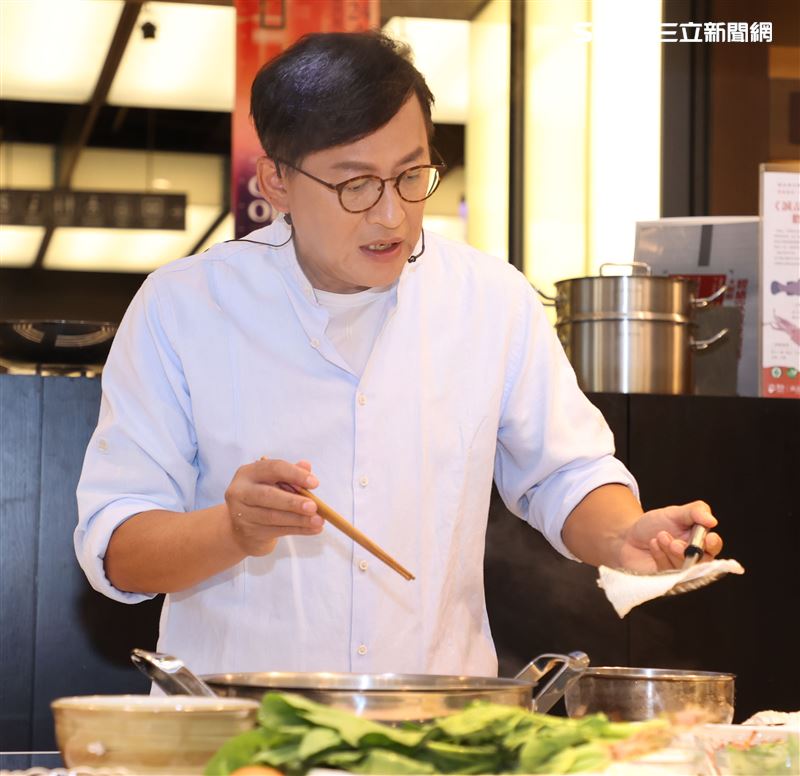 「詹姆士快手菜」新書發表，一刻四道秒速上桌。（記者邱榮吉/攝影）