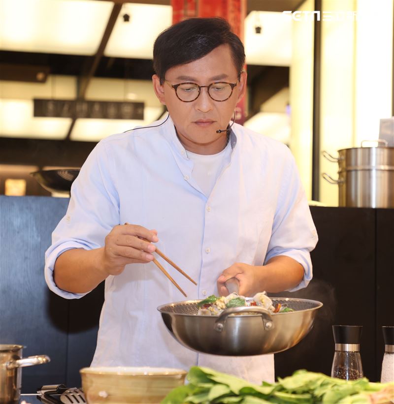 「詹姆士快手菜」新書發表，一刻四道秒速上桌。（記者邱榮吉/攝影）