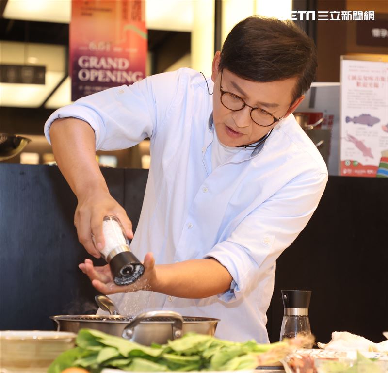 「詹姆士快手菜」新書發表，一刻四道秒速上桌。（記者邱榮吉/攝影）