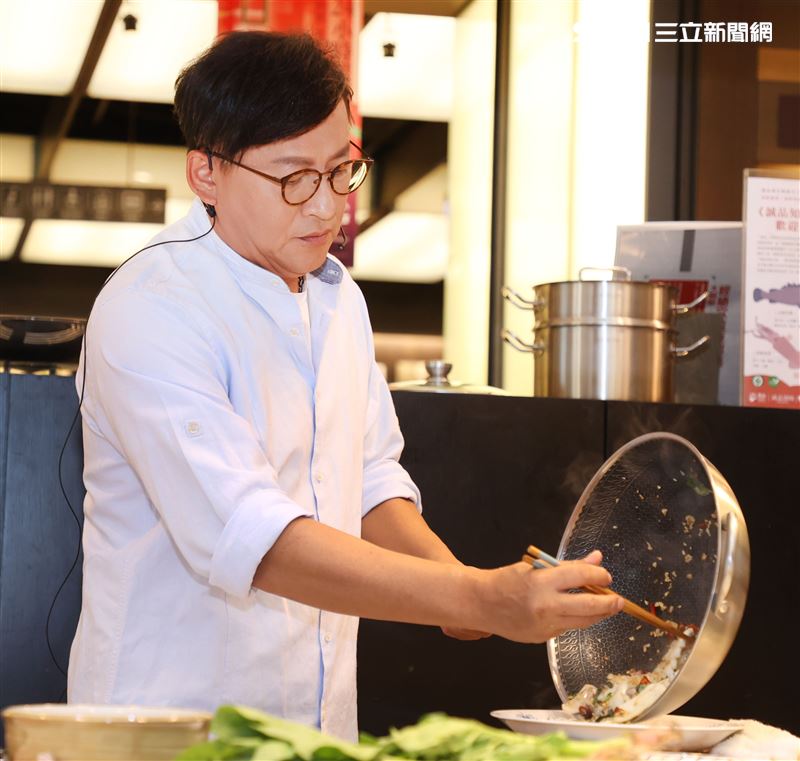 「詹姆士快手菜」新書發表，一刻四道秒速上桌。（記者邱榮吉/攝影）