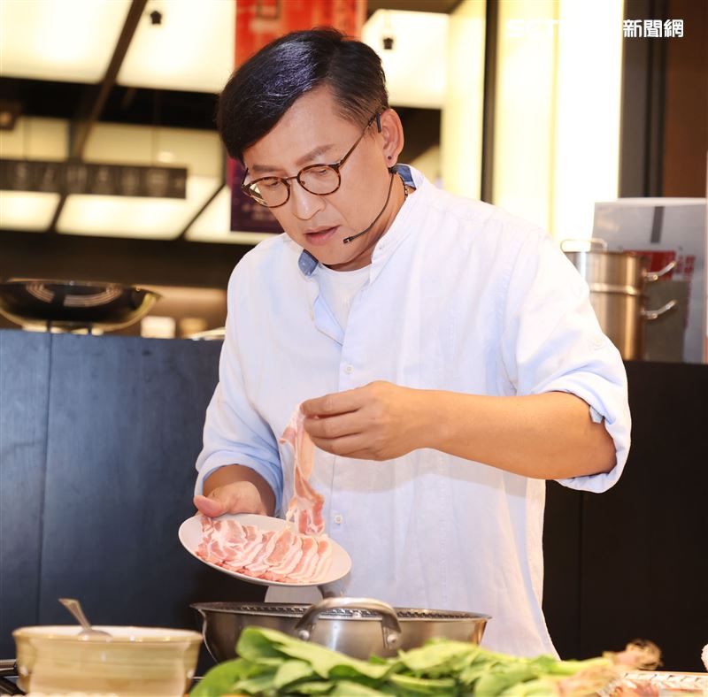 「詹姆士快手菜」新書發表，一刻四道秒速上桌。（記者邱榮吉/攝影）