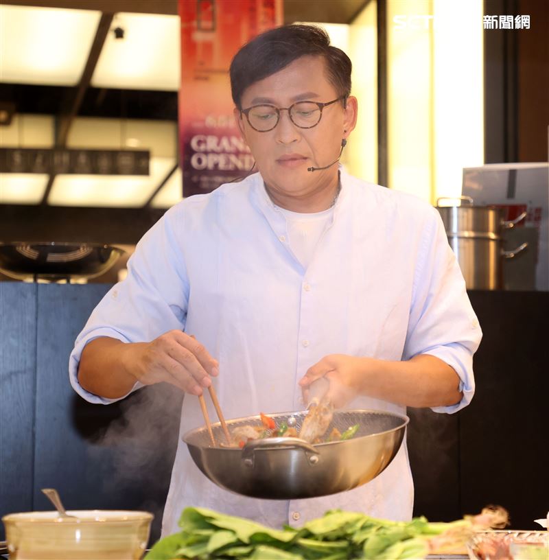 「詹姆士快手菜」新書發表，一刻四道秒速上桌。（記者邱榮吉/攝影）