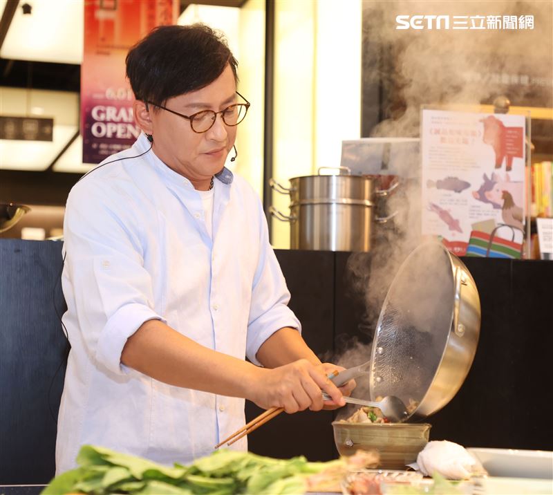 「詹姆士快手菜」新書發表，一刻四道秒速上桌。（記者邱榮吉/攝影）