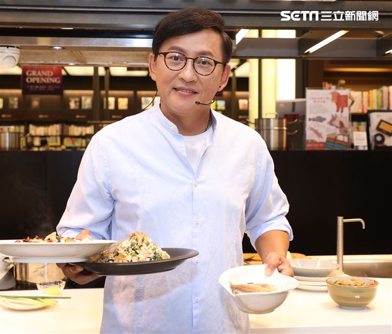 「詹姆士快手菜」新書發表，一刻四道秒速上桌。（記者邱榮吉/攝影）