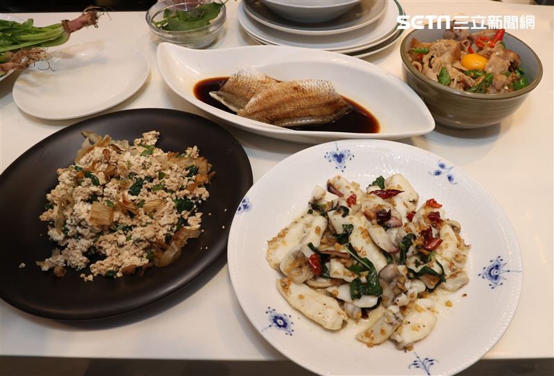 「詹姆士快手菜」新書發表，一刻四道秒速上桌。（記者邱榮吉/攝影）