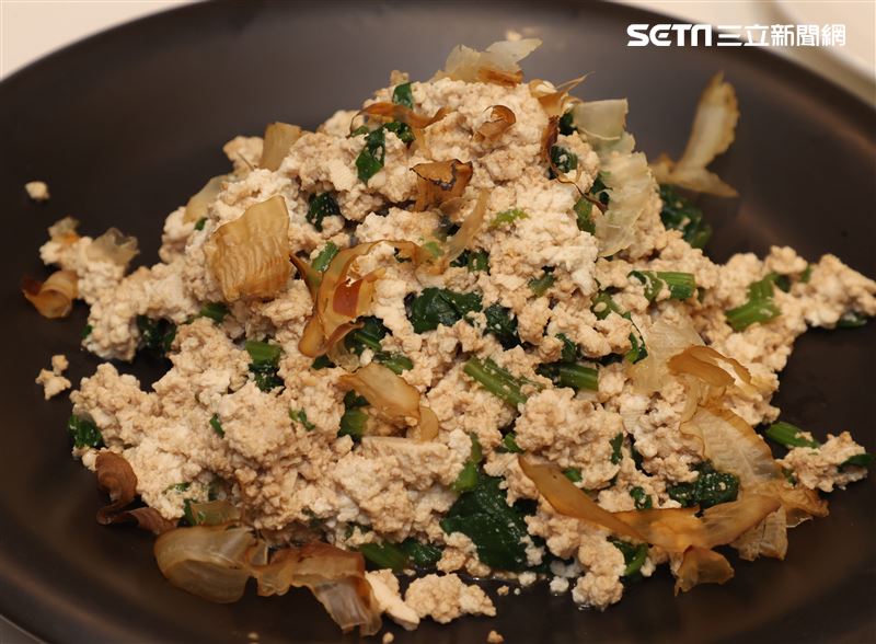 「詹姆士快手菜」新書發表，一刻四道秒速上桌。（記者邱榮吉/攝影）